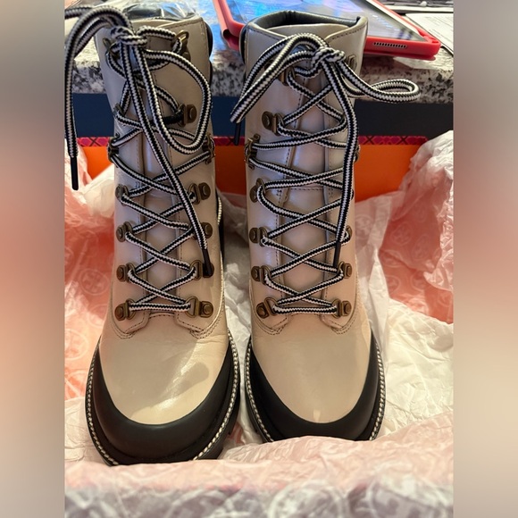 Tory Burch Ankle Boot Lug Sole Hiker NEW
Waxy Cow Leather w Box US 8 - Picture 10 of 16